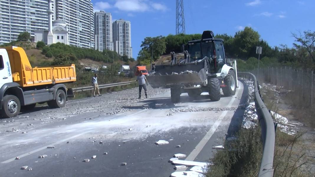 TIR’ın dorsesinden saçılan mermerler otoyolu felç etti 10